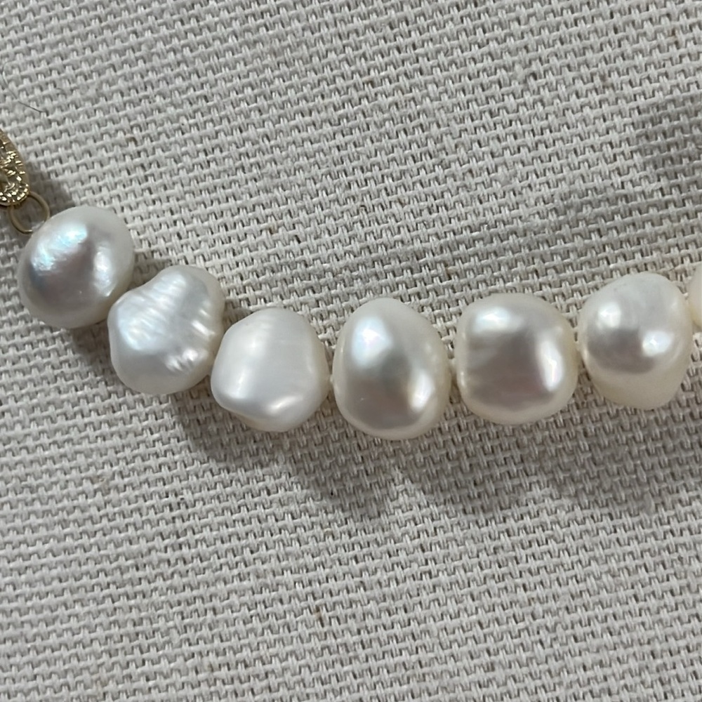 Elegant White Pearl Necklace - Picture 6 of 9
